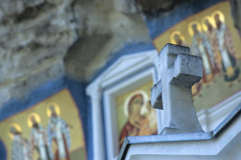 Ett vitt ortodoxt kyrkkors i en kyrka