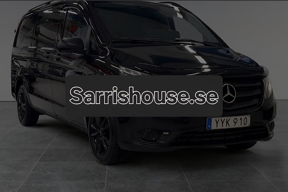 En svart bil med texten sarrishouse.se